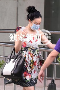 钟丽缇少女装出行引关注 面部颈部皮肤状况成焦点