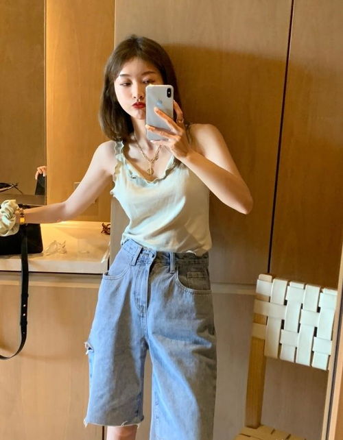 沈梦辰风波后首现身 一身少女装心情大好，但背“化肥袋”是什么鬼？